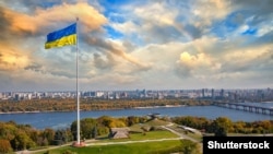 Флаг Украины на высоте 90 метров в Киеве. Иллюстративное фото.