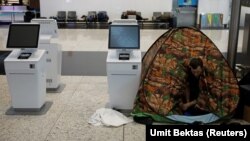 Россиянин поставил палатку в аэропорту Стамбула в ожидании своего рейса