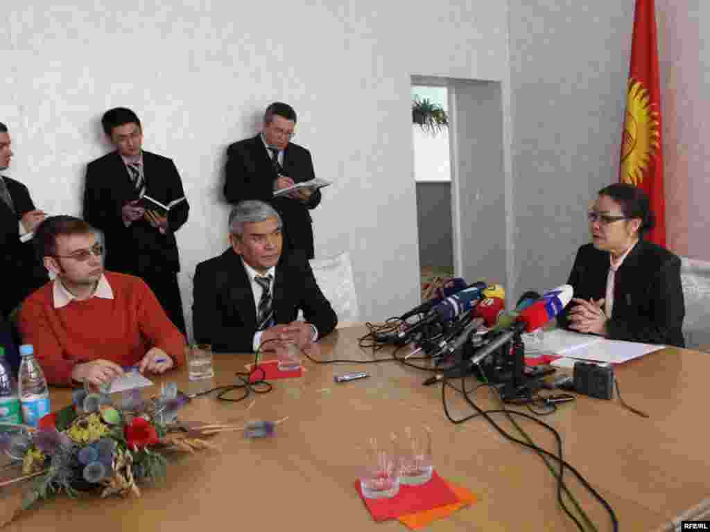 23 красавіка - Амбасадарка Кіргізстану ў Менску Ішэнкуль Балджурава празь некалькі гадзінаў пасьля прэсавай канфэрэнцыі Курманбека Бакіева таксама запрасіла журналістаў на брыфінг.
