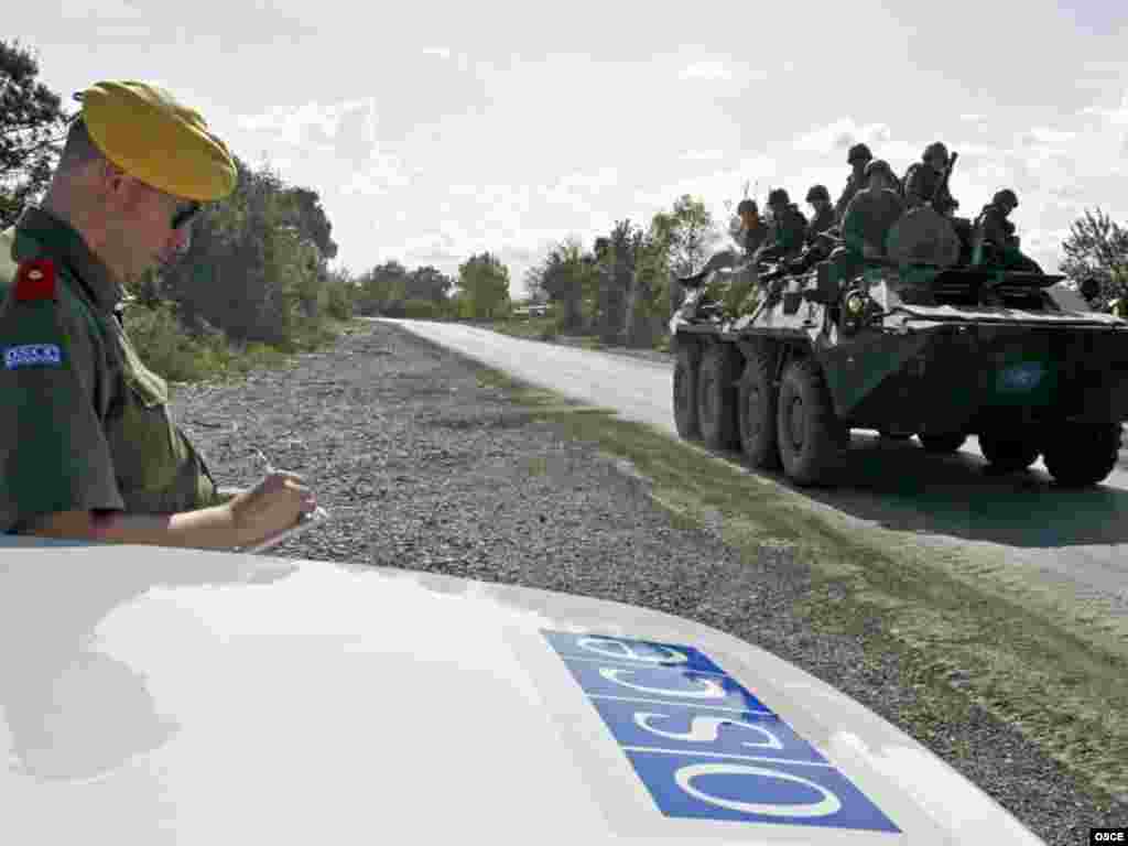 Офицер военной миссии ОБСЕ наблюдает за выводом войск РФ, 8 октября 2008.