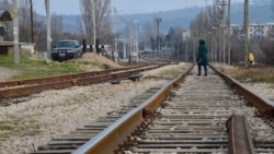 Через район проходит ветка железной дороги в Кадыковский карьер