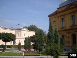 Prošle su godine obitelji žrtava i predstavnici Srpskog narodnog vijeća željeli na obljetnicu zločina na mostu zapaliti svijeće, ali su od toga odustali, jer su se ideji usprotivili hrvatski ratni veterani, ali i lokalne vlasti (na fotografiji: Karlovac)