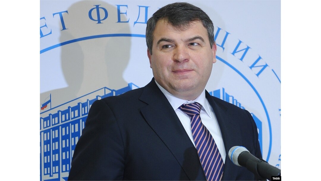 Вазири дифои пешини Русия Анатолий Сердюков ба иттиҳоми фасод аз мақомаш барканор шуд.
