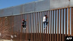 در طرح دیوار ترامپ حتی اگر مهاجران از حصار نرده‌ای اولیه و محدوده تحت نظارت دوربین بگذرند با دیواری ۱۲ متری روبه‌رو خواهند شد
