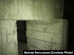 Трещины на бетонных опорах дома в Красноярске
