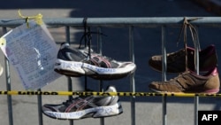 Импровизированный мемориал у финишной черты Бостонского марафона