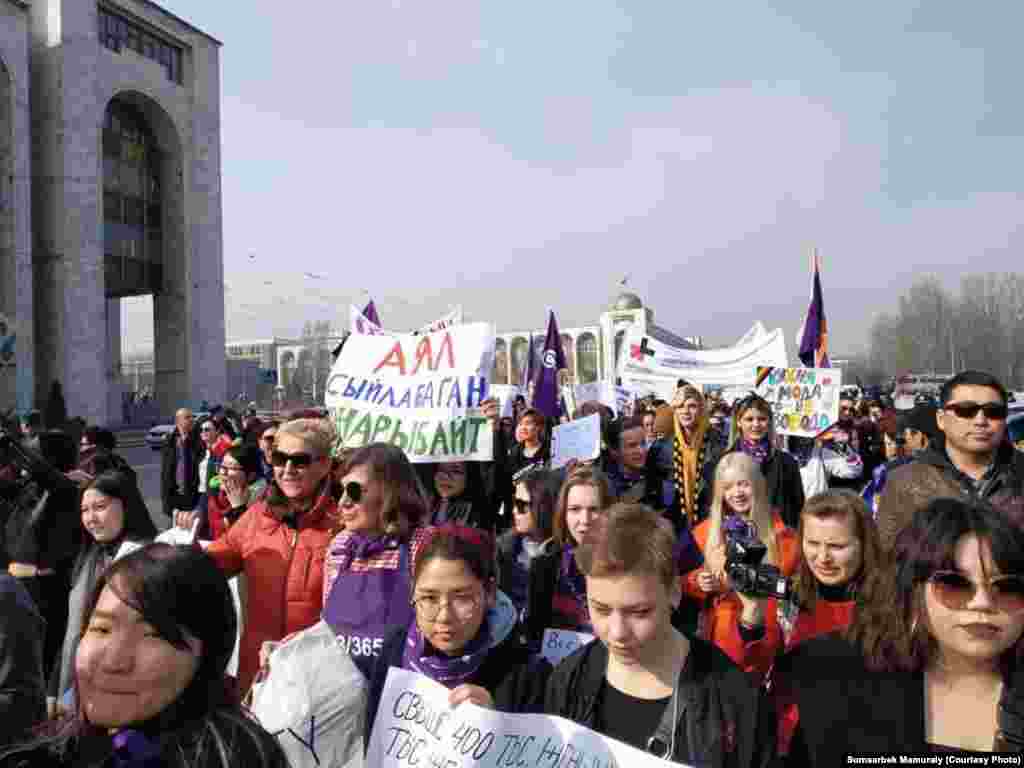 Сотрудники милиции сопровождали участников марша. 