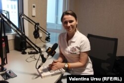 Diana Ștefîrța în studioul Europei Libere la Chișinău