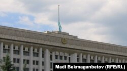 Алматы қалалық әкімдігі төбесіндегі төмен түсірілген ту. 5 маусым, 2012 жыл.