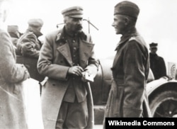 Юзеф Пилсудский с будущим польским маршалом Эдвардом Рыдз-Сьмиглы. Фото 1920 года