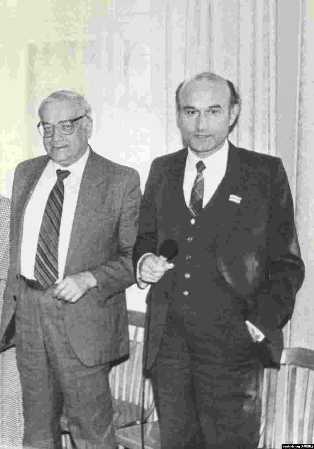 Анатоль Грыцкевіч і Зянон Пазьняк. Сойм БНФ. 14 жніўня 1993 г.