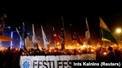 Факельное шествие сторонников праворадикальной партии EKRE в Таллине, февраль 2019 года