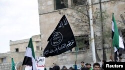 Участники антиправительственной демонстрации в сирийском городе Марат Нуман несут флаг «Аль-Каиды». Иллюстративное фото.