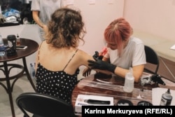 Тату-мастер Маша набивает Лизе ее первую татуировку
