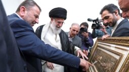 دیدار علی خامنه‌ای با صالح العاروری، نایب رئیس دفتر سیاسی حماس، چپ، در سال ۱۳۹۸