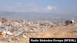 Македонија - Депонијата во Струга, која се наоѓа на само стотина метри од влезот на градот, често шири чад и неподнослива миризба