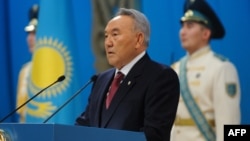 Нұрсұлтан Назарбаев жыл сайынғы халыққа арнаған жолдауын оқып тұр. Астана, 14 желтоқсан 2012 жыл.