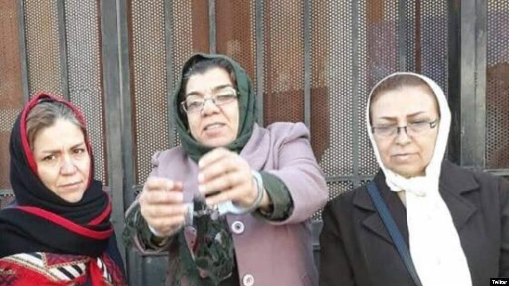پروین محمدی (در وسط)