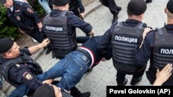 Задержание участника акции в Москве