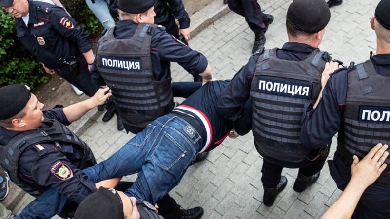 Элчилик Орусияда полиция кармаган эки кыргыз жараны боюнча маалымат берди 