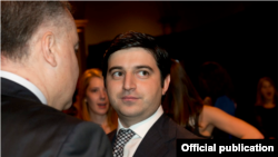 Anar Mammadov (centru) împreună cu Elin Suleymanov, pe atunci ambasador al Azerbaidjanului în Statele Unite, la Washington, în 2013.