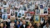 Со всех сторон к площади стекаются люди с портретами своих родственников-фронтовиков.&nbsp;Шествие &laquo;Бессмертный полк&raquo; в Алматы. 9 мая 2016 года.