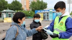 COVID-19 пандемия кезінде қорғаныс маскасын тарату. Нұр-Сұлтан, Қазақстан, 21 мамыр, 2020 жыл