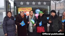 Пассажиры у автобуса сообщением Туркестан — Ташкент. Туркестан, 11 декабря 2018 года.