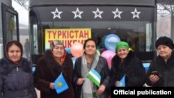 Түркістанның "Алтын Орда" автобекетінен жүргелі тұрған Түркістан-Ташкент бағытындағы автобус пен оның жолаушылары. Түркістан, 10 желтоқсан 2018 жыл.