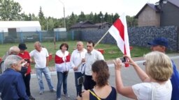 Павал Сяверынец (у цэнтры) падчас пратэсту актывістаў супраць рэстарацыі «Поедем поедим» у Курапатах. 18 ліпеня 2018 году
