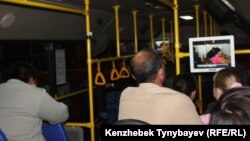 Алматы автобусындағы жолаушылар. (Көрнекі сурет)