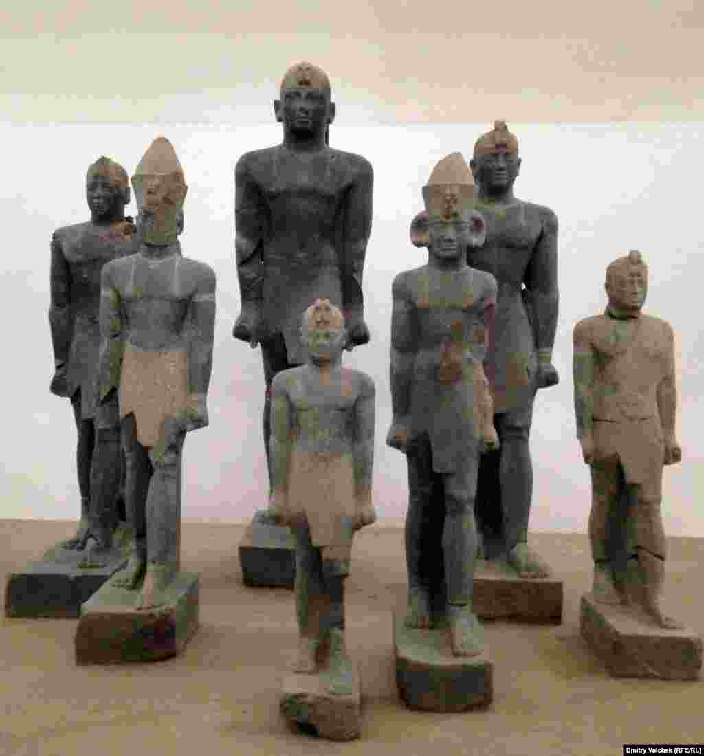 Семь разбитых статуй фараонов XXV династии в 2003 году нашел крестьянин на своем поле. Сейчас они выставлены в музее Кермы