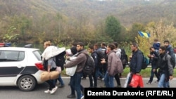 Policija prati migrante na putu od Cazina ka Bihaću, 22. oktobar 2018.