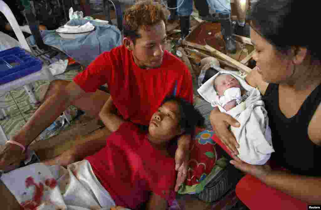 Novorođena beba Beatriz sa majkom u Taclobanu, području koje je pogođeno nolujom, 11. novembar 2013. Foto: REUTERS / Erik De Castro 