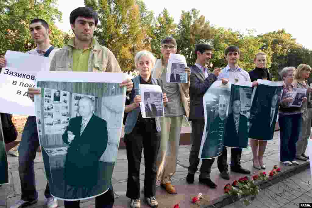 Участники держали постеры с изображением Магомеда Евлоева...
