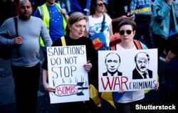 На одному з плакатів зображення президента Росії Володимира Путіна і Олександра Лукашенка з написом «Воєнні злочинці» на акції протесту проти російського вторгнення до України. Лондон, 26 березня 2022 року
