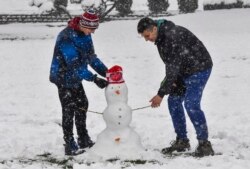 Перша половина весни в Європі була досить прохолодною. Люди ліплять сніговика в столиці Північної Македонії Скоп'є на початку квітня 2020 року
