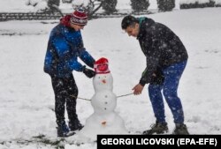 Перша половина весни в Європі була досить прохолодною. Люди ліплять сніговика в столиці Північної Македонії Скоп'є на початку квітня 2020 року