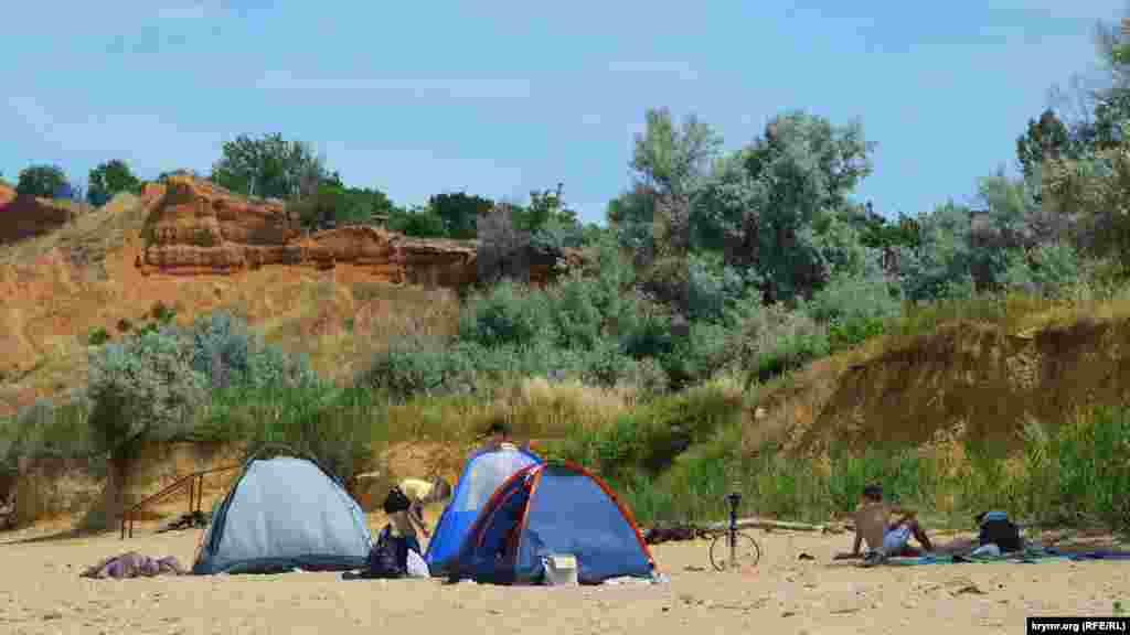 Туристы любят ставить палатки прямо у берега