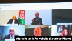 محمد حنیف اتمر وزیر خارجه افغانستان در مورد مذاکرات صلح و پیشرفت های اخیر در آن با زلمی خلیلزاد نماینده ویژه امریکا برای صلح افغانستان از طریق ویدیو کنفرانس بحث کرد.