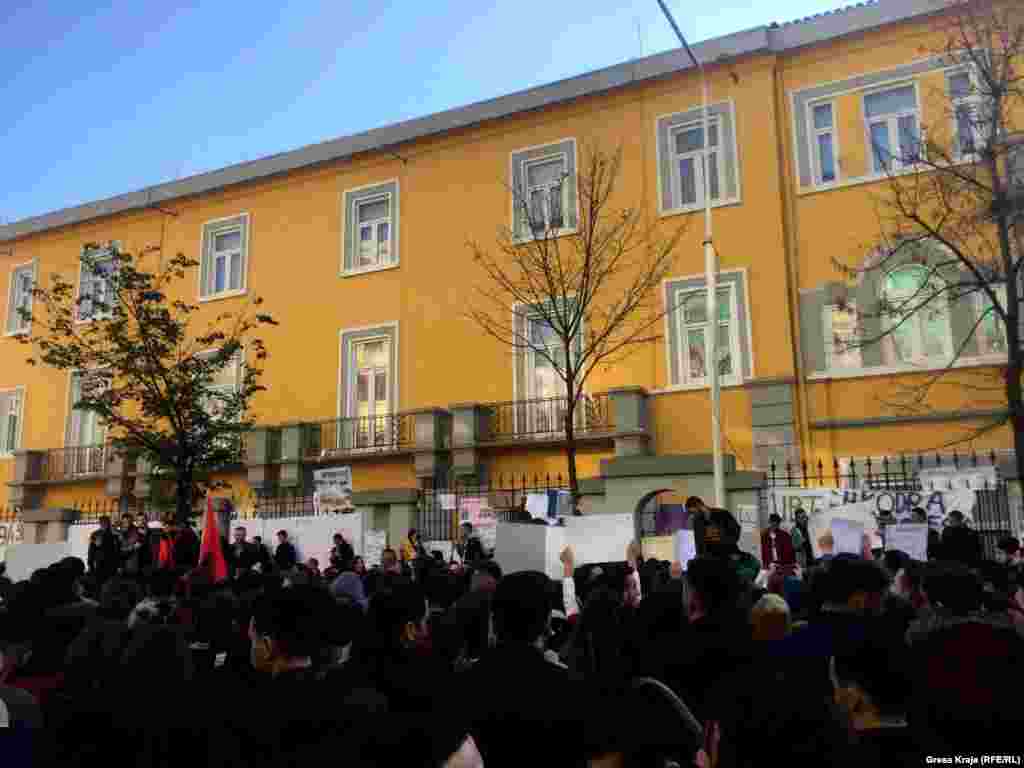 Qindra studentë të Universitetit të Tiranës po protestojnë, duke kërkuar uljen e tarifave të shkollimit dhe përmirësim të cilësisë në arsimin publik të Shqipërisë. 
