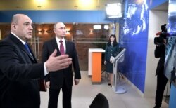 Михаил Мишустин и Владимир Путин во время посещения президентом Федеральной налоговой службы. Апрель 2017 года