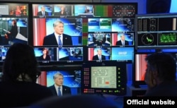 Қырғызстан президенті Алмазбек Атамбаевтың Euronews телеарнасына сұхбатын монитордан қарап отырған адамдар. Бельгия, 17 ақпан 2017 жыл.