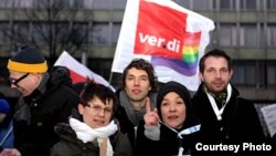 Гражданские активисты, возмущенные ростом гомофобии в России. Фото Д.Зорькиной. Берлин, 15 февраля 2012 г