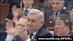 Депутаты Олий Мажлиса (парламента) Узбекистана аплодируют словам президента. 