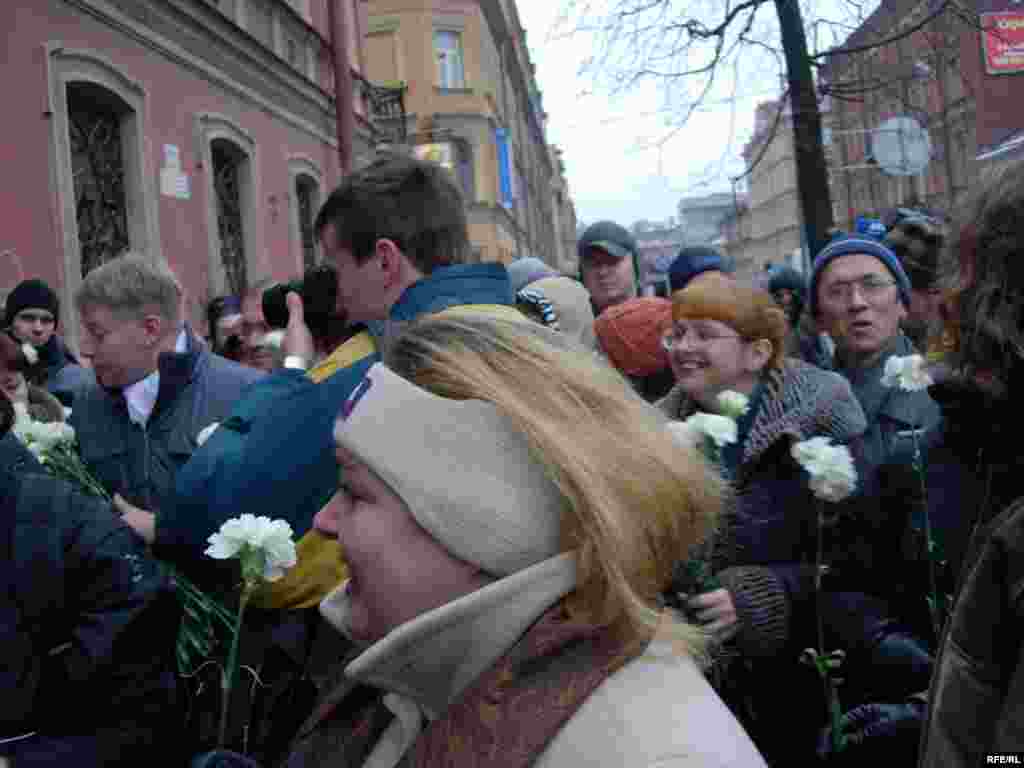 Opposition party members began their efforts in St. Petersburg on November 25 outside the local offices of Yabloko - Opposition organizers had warned that agents provocateurs might try to spur the police into action