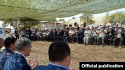 Президент Алмазбек Атамбаев на встрече с жителями Узгенского района, пострадавших от оползней. 28 августа 2017 г.