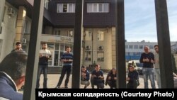 Кримчани, які приїхали підтримати фігурантів ялтинської «справи Хізб ут-Тахрір» біля входу в суд, Ростов-на-Дону, Росія, 8 листопада 2019 року