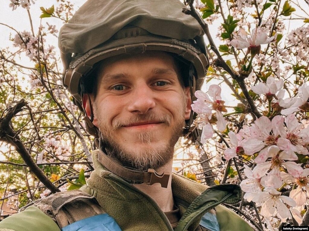 Ushtari i Regjimentit Azov, njëherësh fotografi Dmytro Kozatskiy, që ka nofkën &ldquo;Orest&rdquo;. &nbsp;