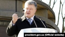 Петр Порошенко выступает в Черкасской области, на Тарасовой горе в Каневе, где он вручил Шевченковские премии. 9 марта 2019